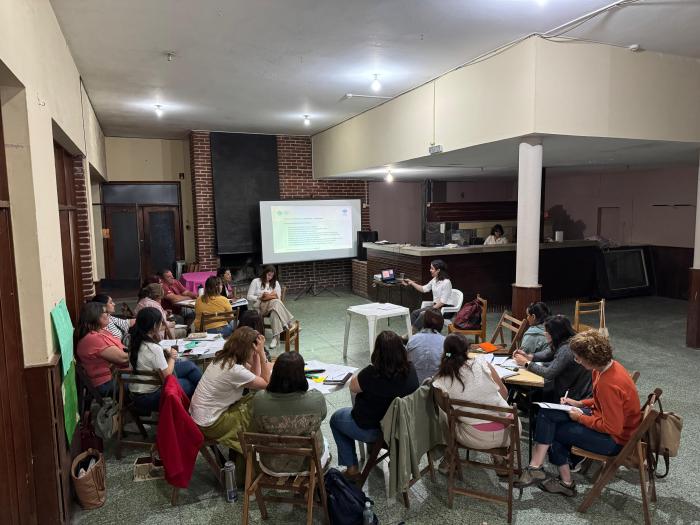 Grupo de personas capacitandose