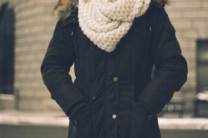 Mujer abrigada con campera y bufanda